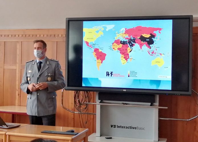 Referent zur Sicherheitspolitik informiert an der Aloys-Fischer-Schule über den Russland-Ukraine-Krieg
