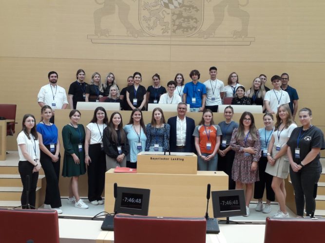 Schülerinnen und Schüler der FOSBOS Deggendorf besuchen Bayerischen Landtag
