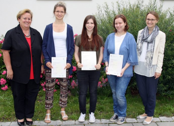 Drei Schülerinnen der Aloys-Fischer-Schule stellen Spitzenleistungen in Englisch unter Beweis