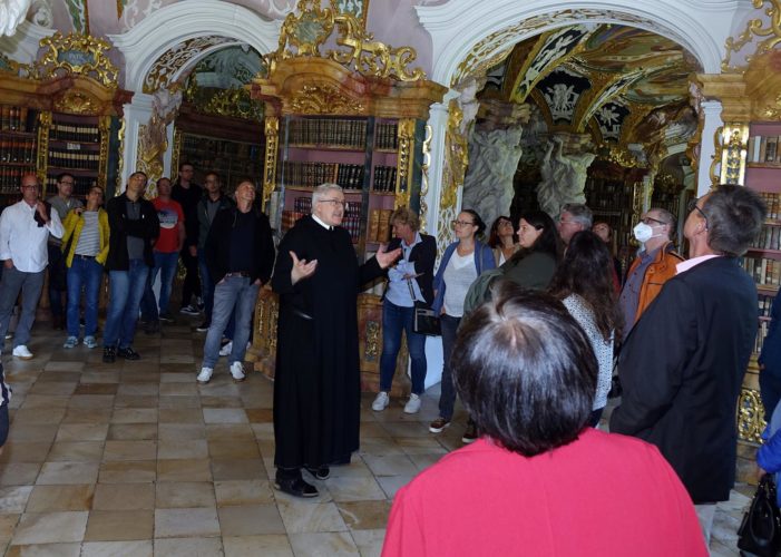 Das Kollegium der Aloys-Fischer-Schule besucht die Benediktinerabtei in Metten