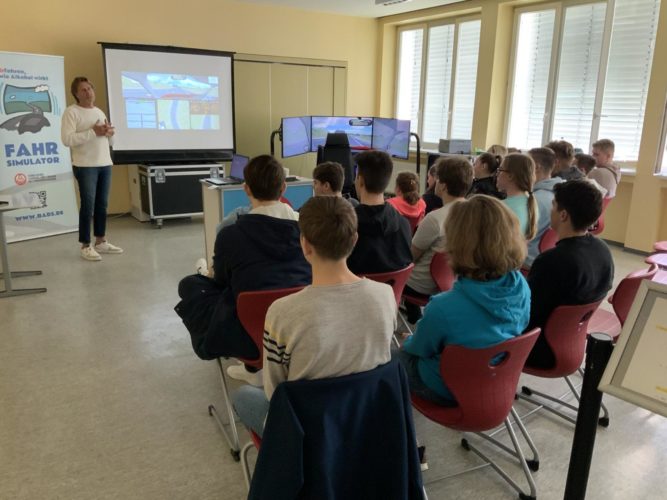 Schüler der FOSBOS Deggendorf lernen, wie man nüchtern auf der Überholspur des Lebens fährt