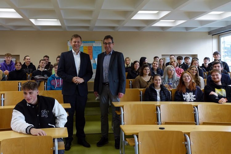 Das politische Berlin, die Bundeswehr und die internationale Politik im Physiksaal der Aloys-Fischer-Schule