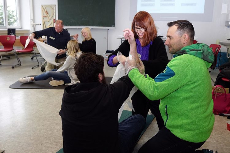 Sehen, Hören, Fühlen – Erste-Hilfe-Kurs für die Lehrkräfte der FOSBOS Deggendorf