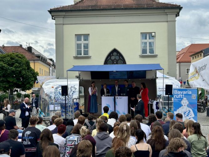 Zu Gast beim Landtruck des Bayerischen Landtags