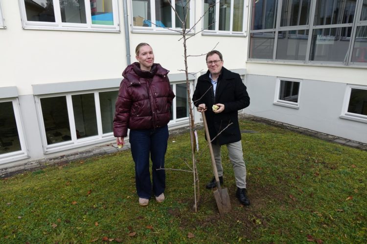 In Windeseile zum grünen Erfolg: Die Baumpflanzchallenge des Landkreises Deggendorf an der AFS FOSBOS Deggendorf