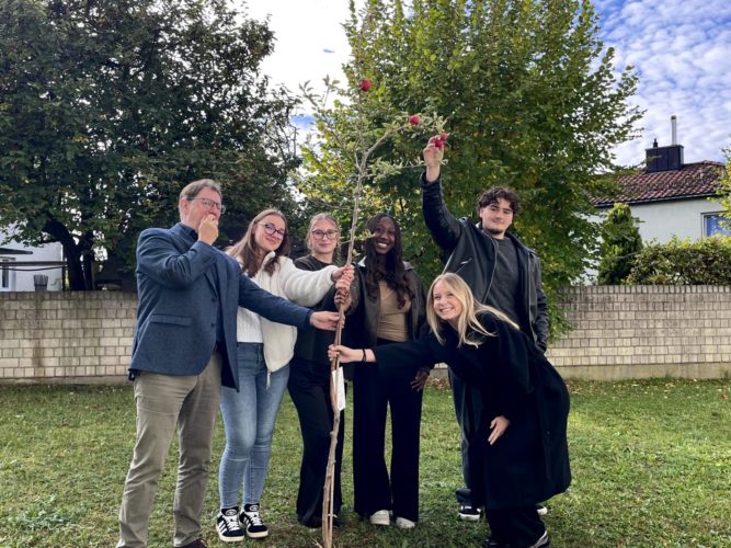 Von der Challenge zur ersten Ernte: Schulbaum der AFS trägt erste Früchte